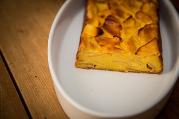 torta di mele con caramello e panna montata fatta in casa