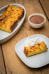 torta di mele con caramello e panna montata fatta in casa