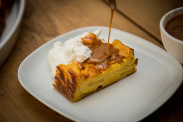 torta di mele con caramello e panna montata fatta in casa