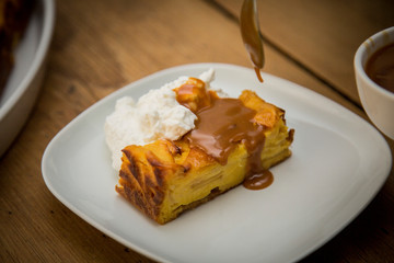 torta di mele con caramello e panna montata fatta in casa