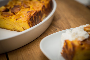 torta di mele con caramello e panna montata fatta in casa