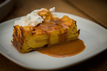 torta di mele con caramello e panna montata fatta in casa