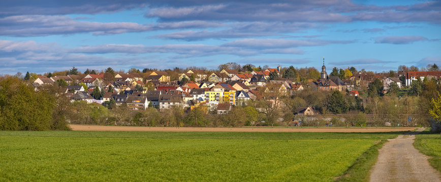 Der Frankfurter Stadtteil Berkersheim im Sonnenlicht