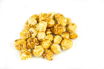 pop corn caramélisé sur un fond blanc
