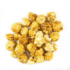 pop corn caramélisé sur un fond blanc