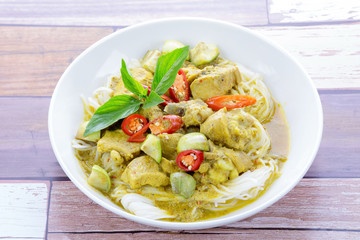 Green curry chicken with rice noodles