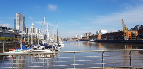 Obraz premium The old port in the river with modern boat