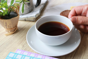 コーヒーを飲む女性の手