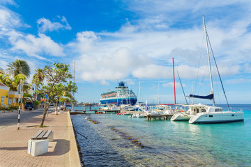 Boulevard on Bonaire with boats on sea