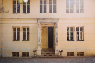 Fototapeta na wymiar photo of an old door of a building