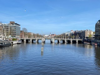 Fototapeta premium Amsterdam, Holandia, historyczne centrum miasta i kanały.