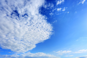 Obłoki i chmury na błękitnym niebie.	