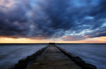 Obraz na płótnie Canvas Zachód słońca na wybrzeżu Morza Bałtyckiego,Kołobrzeg,Polska.