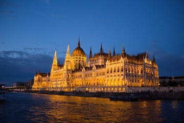 Naklejka premium Hungarian Parliament Building (Országház) on the Danube at sunset