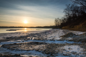 zimowy zachód słońca nad jeziorem