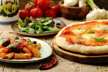 dieta mediterranea Pizza fatta in casa con insalata pomodori e pasta