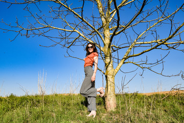 young woman models on tree, in times of corona