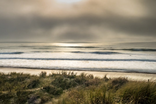 Paysage de vagues, plage, dune et surf &agrave; Plouharnel en pose longue - Morbihan