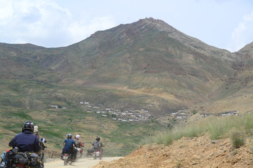 Obraz premium bike ride through the mountains