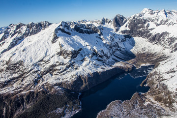 Obraz premium lake surrounded by mountains
