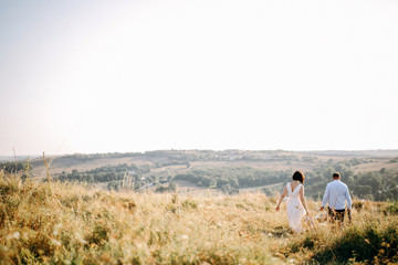 Obraz premium Mature couple in mountains with picnic and wine