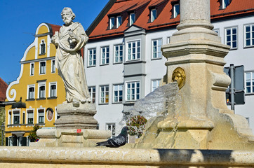 Mariebrunnen mit Petrus-Statue und Taube, Friedberg