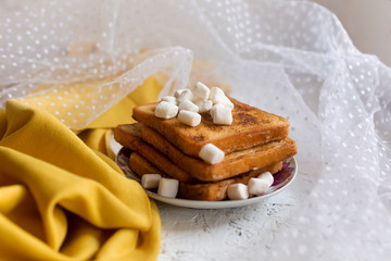 Obraz na płótnie Canvas French bread toast with marshmallows