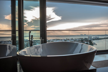 bañera con vistas al mar