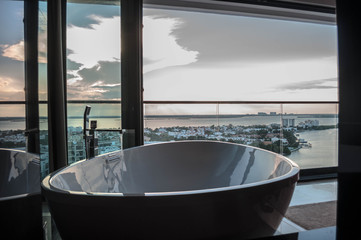 bañera con vistas al mar