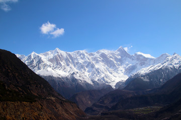 Nanga Bawa Peak, snowy mountains, blue sky, white clouds, folk houses and wild peach blossoms in the mountains!