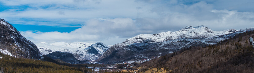 Szczyty górskie w Hemsedal pokryte śniegiem w czasie zimy