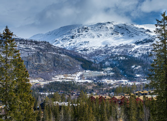 Szczyty górskie w Hemsedal pokryte śniegiem w czasie zimy