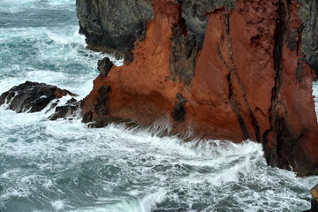 Rote Felsen am Cabo Sao Lourenco auf Madeira