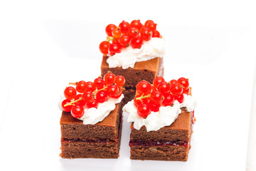 chocolate cakes with redcurrant and cream