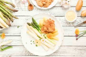 Spargelgericht Spargel Spargelsaison Saison Teller weiß grün Spargelstangen mit Schnitzel und Kartoffeln overhead