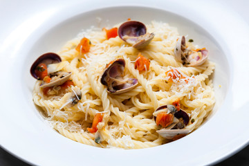 pasta with mussels and cherry tomatoes