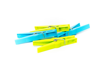 Verschiedene Wäscheklammern auf weißem Hintergrund