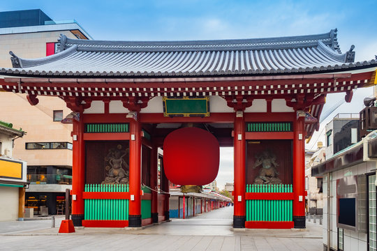 Japan. Asakusa District in Tokyo. Big red lantern without a hieroglyph. The gate at the entrance to Asakusa Street. Japanese-style arch in downtown Tokyo. Guide to Tokyo. Sights of Japan.