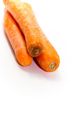 Frische Reife Karotten auf weißem hintergrund