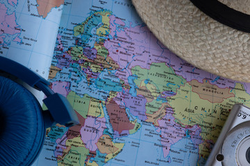 planejamento de viagem com mapa e objetos