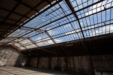 Verrière et structure de bâtiments abandonnés 