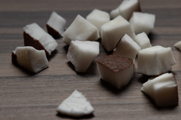 Pedaços de coco sobre a mesa
