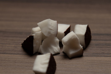 Pedaços de coco sobre a mesa