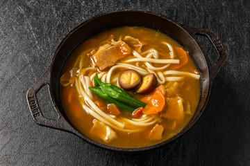 カレーうどん　Curry udon made in an iron pot