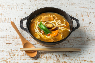 カレーうどん　Curry udon made in an iron pot