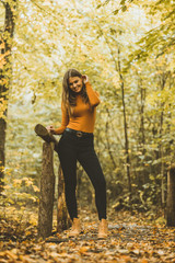 Frau posiert im Wald in herbstlicher Stimmung