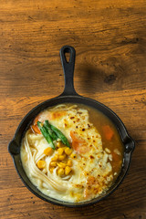 カレーうどん　Curry udon made in an iron pot