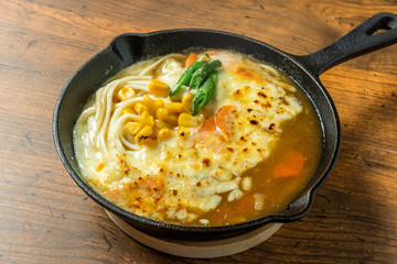 カレーうどん　Curry udon made in an iron pot