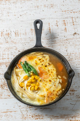 カレーうどん　Curry udon made in an iron pot