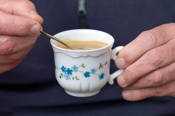 tasse de café dans la main